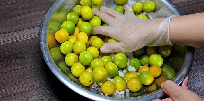 Gently massage the kumquats with a small amount of salt to clean the outside. Avoid crushing them.