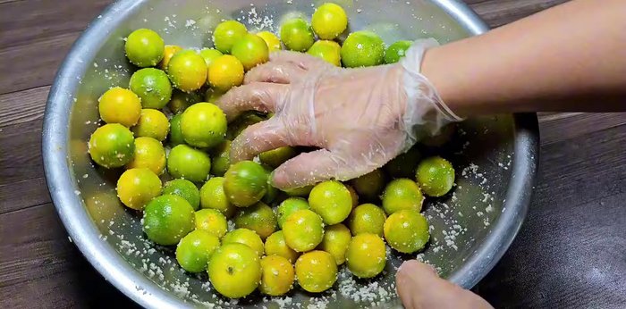 Rinse the kumquats thoroughly with water to remove any dirt.
