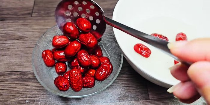 Briefly blanch the red apples and wolfberries in boiling water, then rinse and remove immediately. Do not soak the wolfberries.