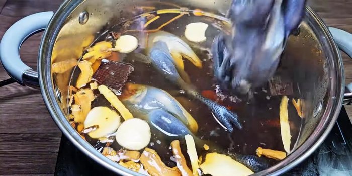 Bring the mixture to a boil, then add the chickens.