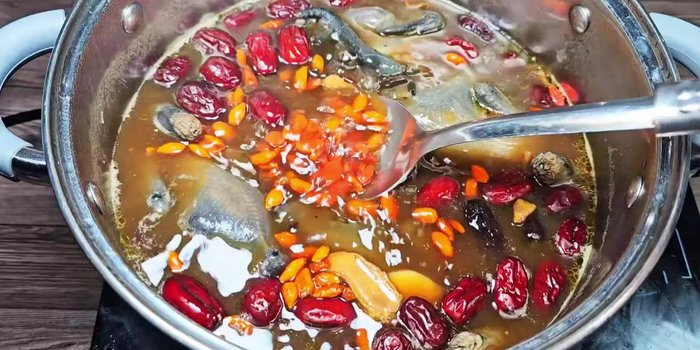 Add the wolfberries and red apples during the last few minutes of cooking, stirring evenly.