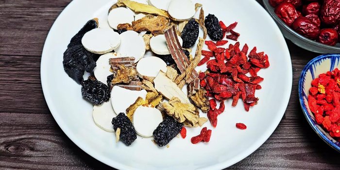 Prepare ingredients: 2 stewed chicken ingredient packages, 30g wolfberries, 100g sweet red apple.