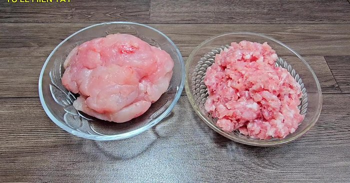 Prepare the meat and fish filling: combine sliced catfish, minced meat, pepper, seasoning powder, salt, and sugar. Mix well. Refrigerate for 1.5 hours.