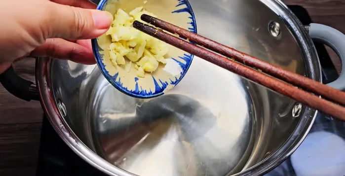 Cook the tomato sauce: In a pan, sauté minced garlic and shallots in cooking oil or lard. Add the blended tomatoes, 80ml of water, soy sauce, tomato sauce, sugar, salt, pepper, MSG, and oyster sauce. Bring to a simmer and cook until slightly thickened.