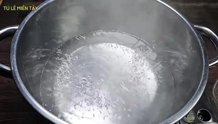 Boil 1 liter of water in a pot. Add the seasoned catfish balls (rolled or spooned in).