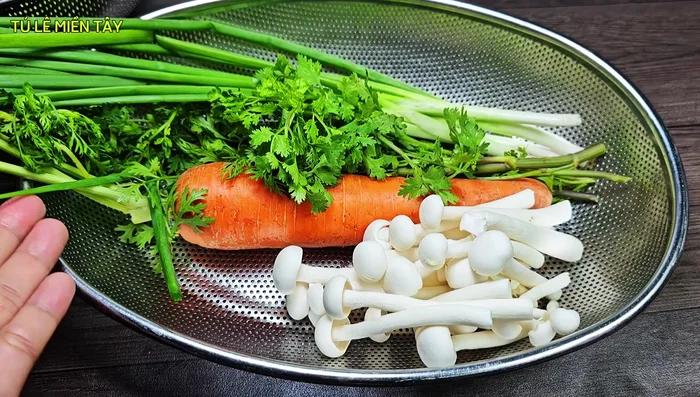 Season the catfish: Mix sliced catfish with chopped green onion root, 1 tablespoon + 1/2 teaspoon seasoning powder, 1/2 teaspoon sugar, 1/3 teaspoon salt, and a little pepper. Mix well and refrigerate.