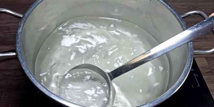 Cook the sugar mixture until it boils. Then, add longan pulp and pandan leaves. Cook for another 2 minutes. Remove any foam that forms on top.