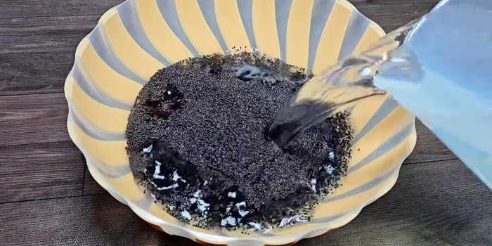 Soak basil seeds and baobab seeds separately in drinking water for about 2 hours to allow them to expand.