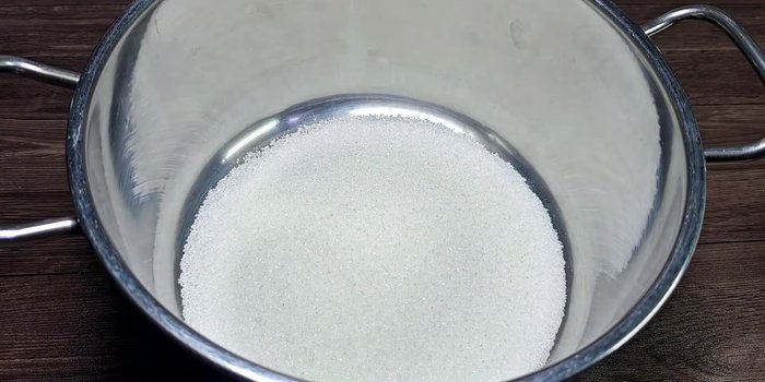 In a pot, combine sugar, salt, and 1.5 liters of water. Adjust sugar amount to your preference.