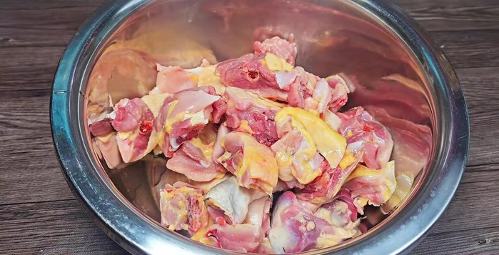 Prepare the chicken: Wash and chop the chicken thighs, gizzards into bite-sized pieces.