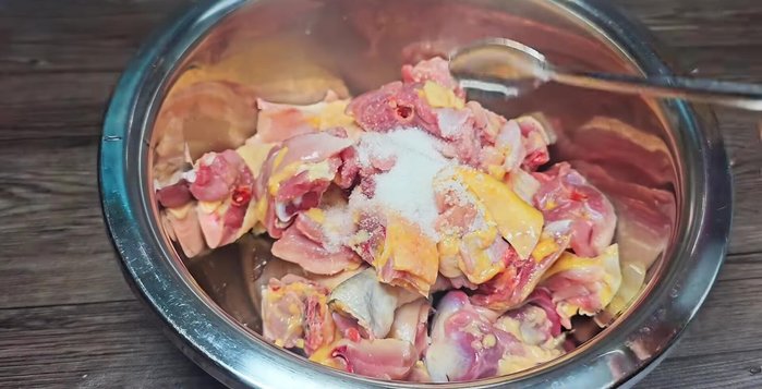 Marinate the chicken: In a bowl, combine the chopped chicken, minced shallots, crushed chili peppers (adjust amount to your spice preference), salt, sugar, and a portion of the other spices. Marinate for 20 minutes.