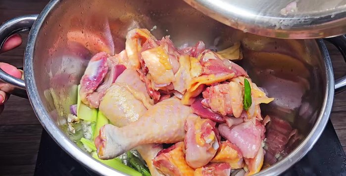 Cook the chicken: Add the marinated chicken to the pot and stir-fry until cooked.