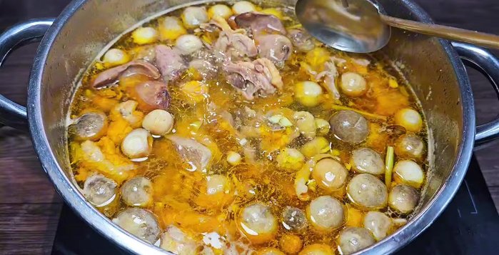 Finish the broth: Before turning off the heat, add lemon juice and lemon powder. Stir well.