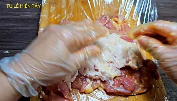 Lay out the food mat. Place a chicken piece, then the minced pork, and finally the shiitake mushrooms on top.