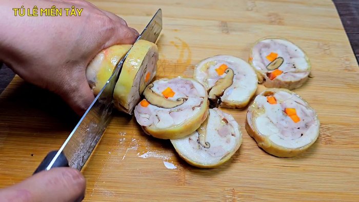 Prepare the ingredients: chicken thigh, minced pork, shiitake mushrooms (soaked and washed), carrots, and spices.