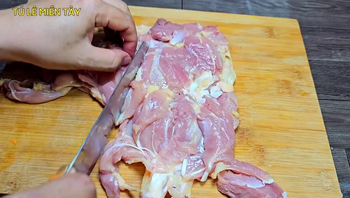 Cut the chicken thigh into several lines gently, avoiding cutting the skin underneath.