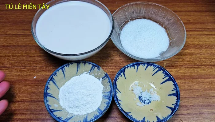Prepare the coconut sauce: In a pot, combine 300ml concentrated coconut milk, 400g palm sugar, 1/3 teaspoon salt, and 50g pandan leaves. Stir well and bring to a simmer until thickened. (103.079)