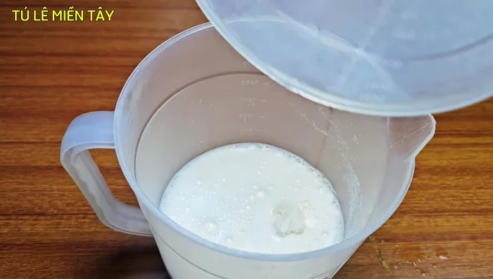 Prepare the dough: In a bowl, mix 500g Thai sticky rice flour, 50g coconut powder, and 1/3 teaspoon salt. Gradually add 400-450ml water while kneading until a smooth and elastic dough forms. (149.12)