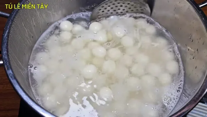 Boil the dough balls in a pot of water until they float to the surface. (339.4)