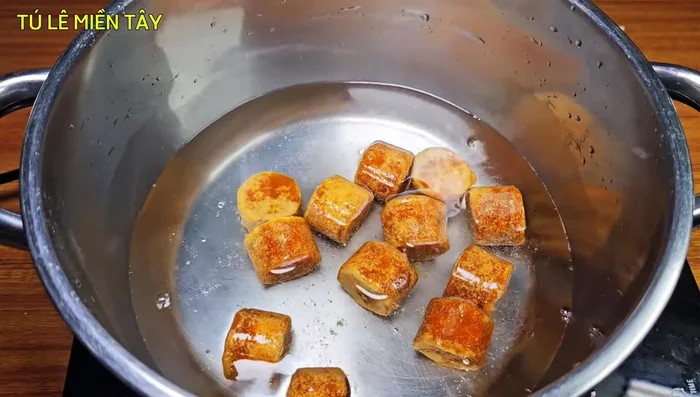 Prepare the sugar syrup: In a pot, combine 800ml water, palm sugar, and salt. Dissolve sugar and bring to a simmer. (396.84)