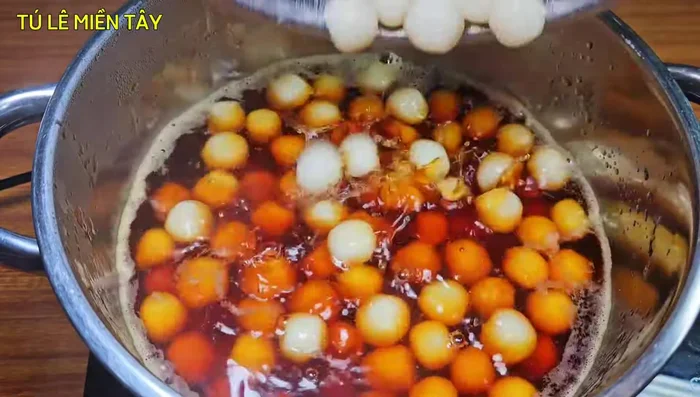 Add the cooked dough balls to the sugar syrup. Simmer for 10 minutes with optional ginger and pandan leaves for flavor and color. (439.28)
