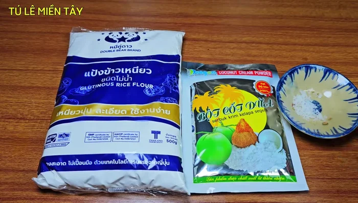 Prepare the coconut milk mixture: Combine coconut powder, 1 tablespoon Thai sticky rice flour, 1/4 teaspoon salt, and 50g sugar with 4ml of boiling water until dissolved. (78.479)