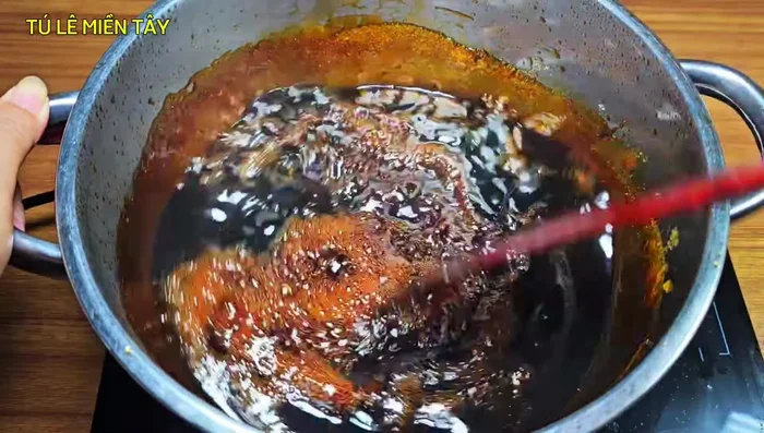 Stir in another teaspoon of salt and cook for 2 minutes to thicken the caramel.