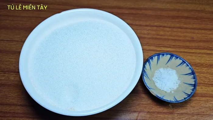 Add 1 kg of sugar and 1 teaspoon of salt to a pot. The salt helps preserve the caramel.