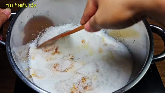 Turn on the heat and stir the sugar evenly until it melts completely. Use a spatula, chopsticks, or a similar utensil. A high heat is recommended.