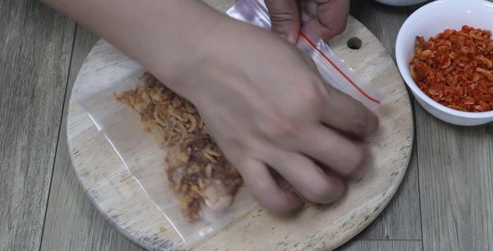 Grind the fried onions and dried carrots together (use a blender for larger quantities). Do not grind too finely.