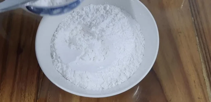 Prepare the tapioca starch dough: Mix 200g tapioca starch with 1 tablespoon of sugar. Gradually add boiling water while mixing until a smooth, elastic dough forms. Let the dough rest.