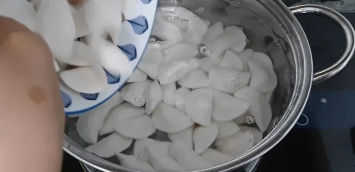 Boil the tapioca pearls until they float, then remove and rinse with cold water.