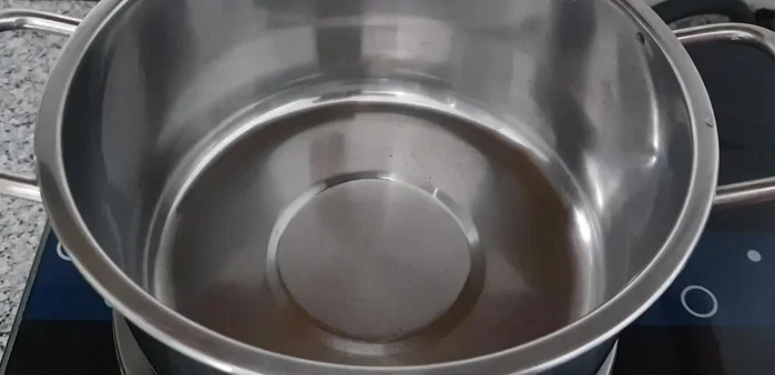 Prepare the sugar water: Boil 600ml water with 150g sugar, a pinch of salt, and pandan leaves.