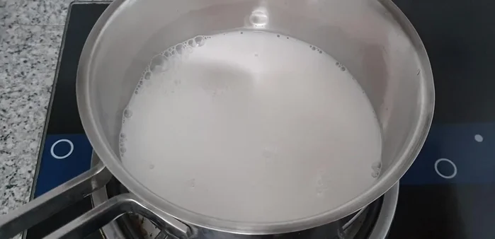 Prepare the coconut milk broth: Mix 200ml coconut milk, a spoonful of sugar, and 3 teaspoons of tapioca starch diluted with water. Simmer over low heat until thickened.