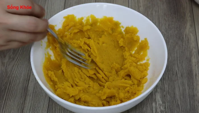 Mix the mashed pumpkin with the boiled flour.