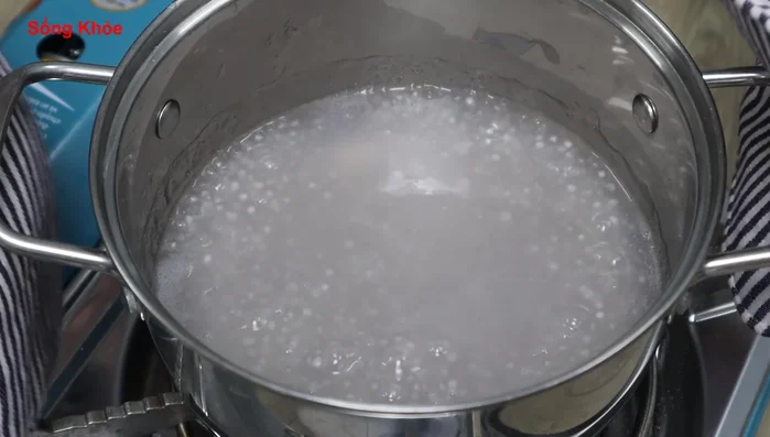 Wash the cooked dough briefly.