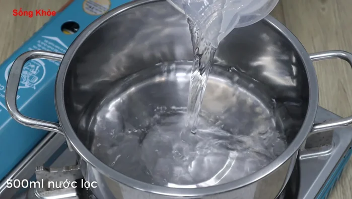 For the soup: Boil 0.5 liters of water, add rock sugar (or granulated sugar), a little salt, and pineapple for fragrance.