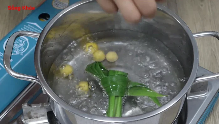 Add the cooked dough to the boiling sugar water and cook for about 3 minutes.