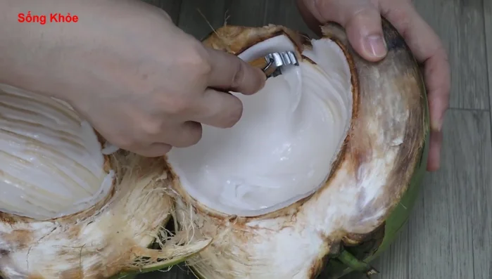 Prepare the young coconut by scraping it. If you don't have a grater, use a teaspoon.