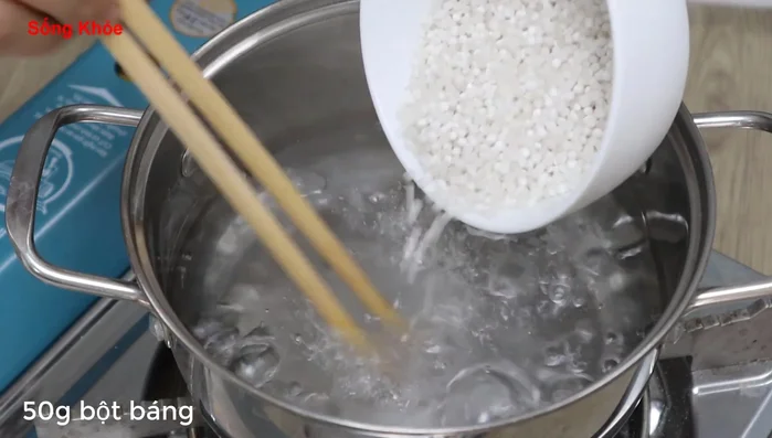 Boil the rice flour (50g) in water for 15 minutes.