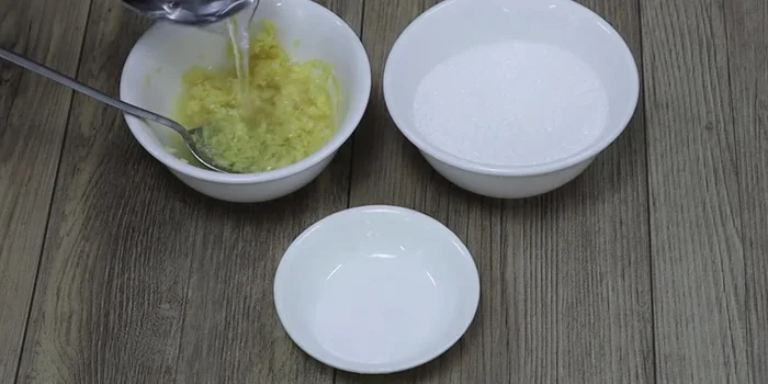 Prepare ginger sugar syrup: Combine sugar, grated ginger, salt, and water in a pot. Boil until the ginger is softened and the sugar is dissolved.