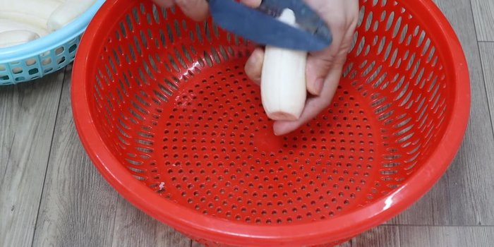Grate bananas: Use a peeler to thinly grate the bananas. Aim for a moderate thickness to ensure crispiness.