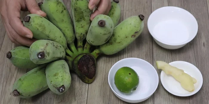 Prepare ingredients: green bananas, sugar, ginger, lemon, and salt.