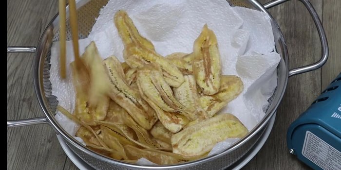 Drain fried bananas: Remove fried bananas and place on a plate lined with paper towels to absorb excess oil.