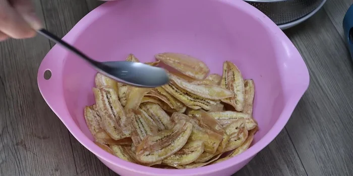 Coat with sugar syrup (second fry): Add a small portion of the ginger sugar syrup to the fried bananas in the pan. Fry gently until the syrup coats the bananas evenly and turns golden brown, maintaining a crispy texture. Repeat with the rest of the bananas.