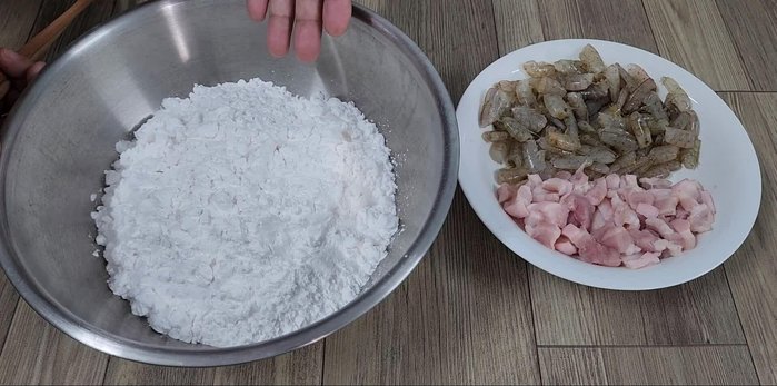 Prepare the filling: Stir-fry minced garlic in oil until fragrant. Add ground meat and stir-fry until firm. Add shrimp and continue stir-frying.