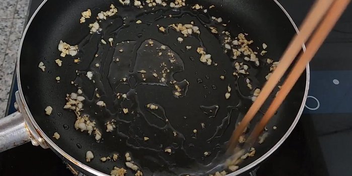 Season the filling with fish sauce, seasoning powder, MSG, and annatto oil. Stir-fry until the meat and shrimp are cooked and the flavors are well combined. Add ground pepper for extra fragrance.