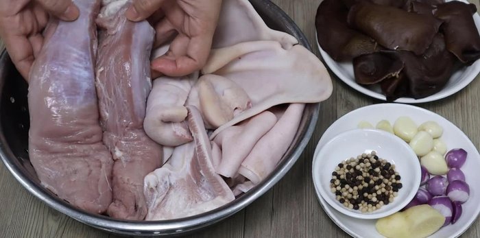 Prepare the ingredients: Wash and clean all the meat and skin. Soak and wash the black fungus. Mince the garlic and shallots.