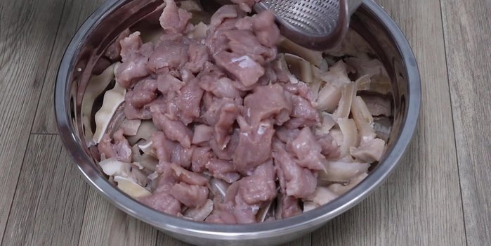 Marinate the meat: Mix all the prepared meat, skin, garlic, shallots, pepper, sugar, seasoning powder, and fish sauce in a large bowl. Marinate for about an hour.