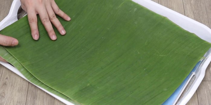 Wrap the sausage: Prepare banana leaves (or plastic bags). Place the sausage mixture onto the banana leaf, roll it up tightly, and secure it with plastic wrap or string.